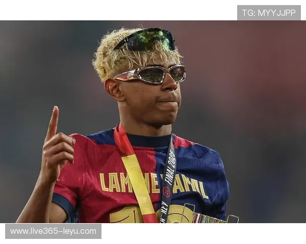 拉姆:德国传奇后卫的荣耀与坚持 拉姆:德国传奇后卫的荣耀与坚持